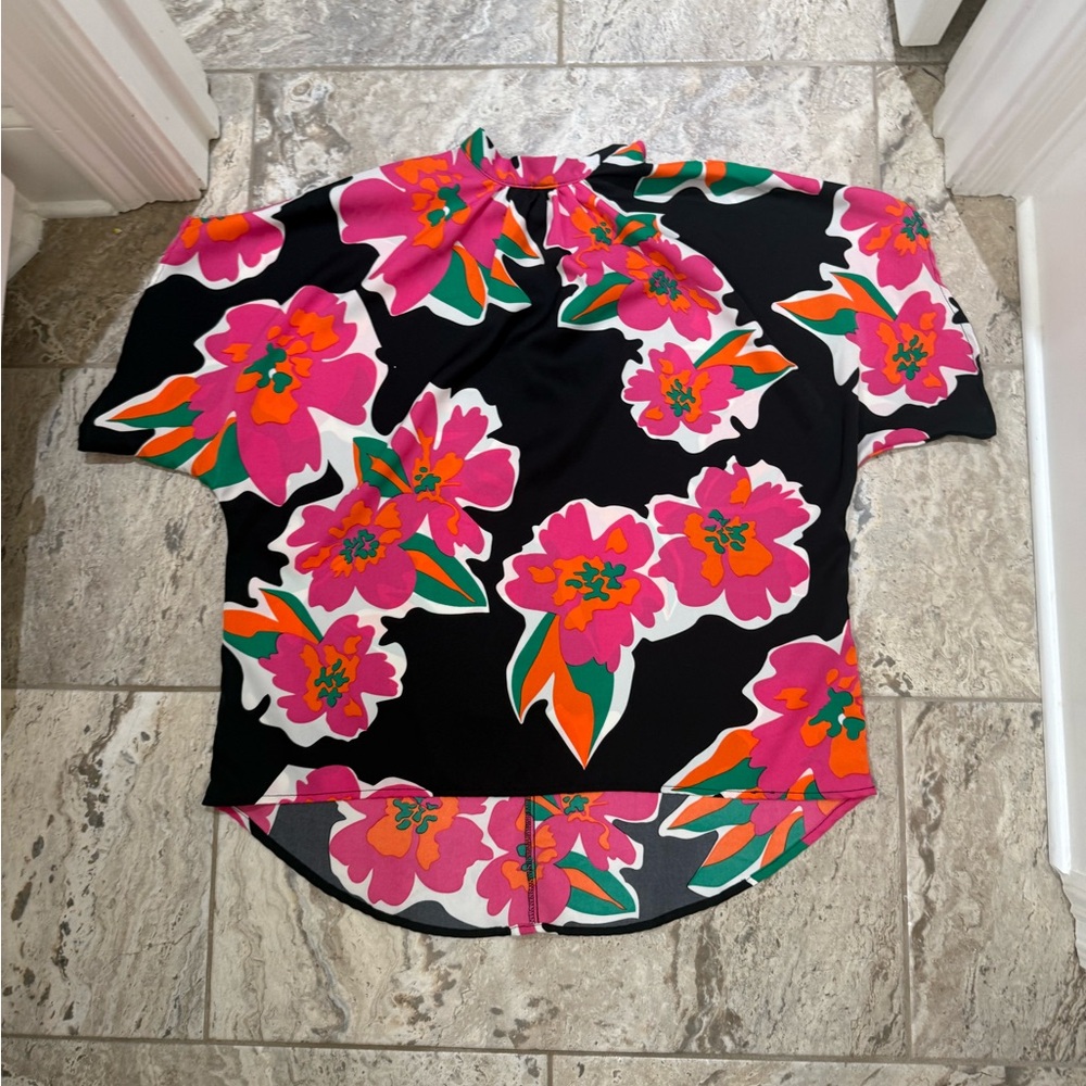 NWOT Size M Emery Rose Black Floral Top